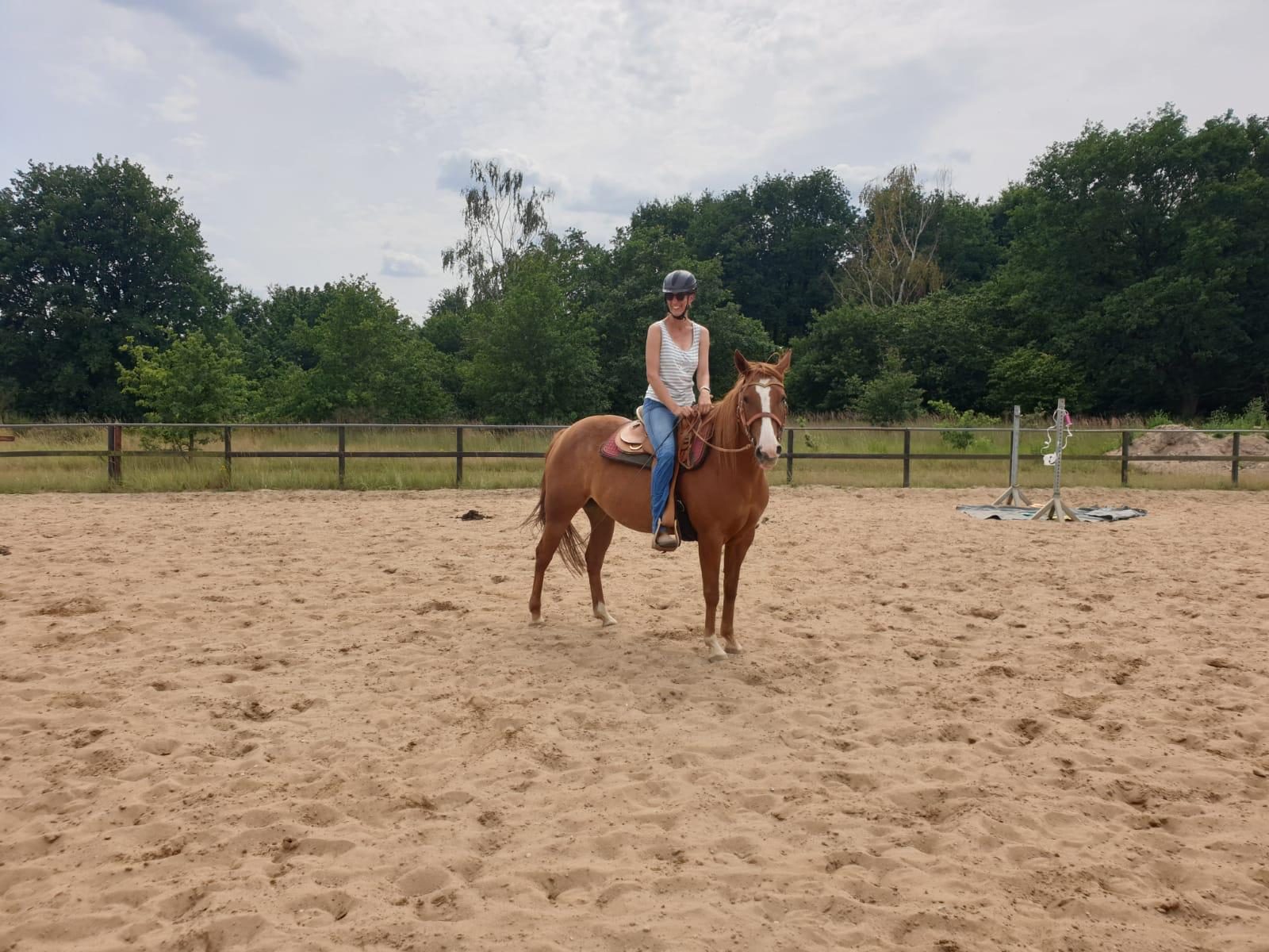 Corinna Preuße beim Reiten auf dem Reitplatz